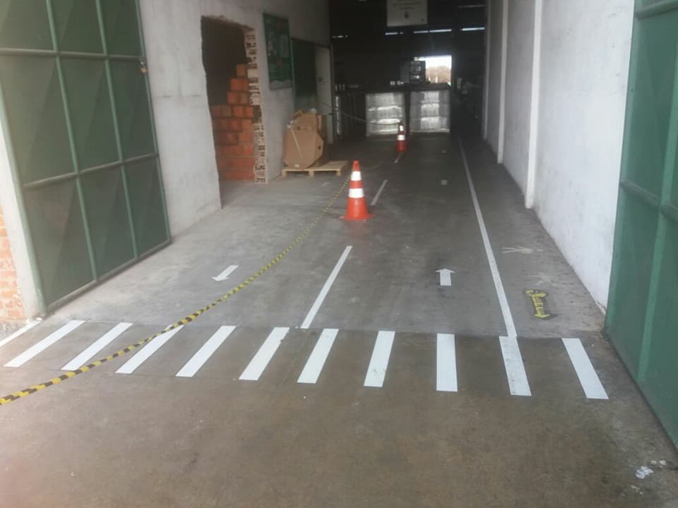 TRANSPORTES LUFT - PINTURA DE SINALIZAÇÃO DE ARMAZEM E NUMERAÇÃO DE PALLETS